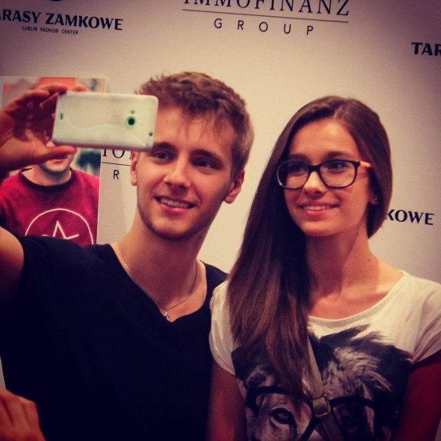 Maciej Musiał cierpliwie pozował do kolejnych selfie z fankami