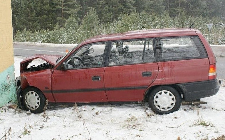 Opel wbił się w przystanek PKS