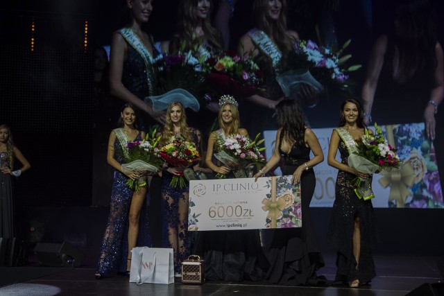 W piątek w G2A Arenie w Jasionce koło Rzeszowa odbył się wielki finał konkursu Miss Earth Poland w ramach  Kongresu 60 Milion&oacute;w - Globalnego Zjazdu Polonii. Zwyciężczyni będzie reprezentować Polskę w og&oacute;lnoświatowym konkursie Miss Earth. W poszczeg&oacute;lnych kategoriach tytuły otrzymały:&middot;         Natalia Barańska &ndash; Miss Internetu&middot;         Julia Baran (nr 4) &ndash; Miss Bikini&middot;         Vaness Wietrzyk (1) &ndash; Miss Fire&middot;         Milena Rokicka (nr 12) &ndash; Miss Water&middot;         Sabina Połtawska (nr 8) &ndash; Miss Air&middot;         Krystyna Sokołowska (nr 11) &ndash; Miss Earth I zwyciężczyni konkursu