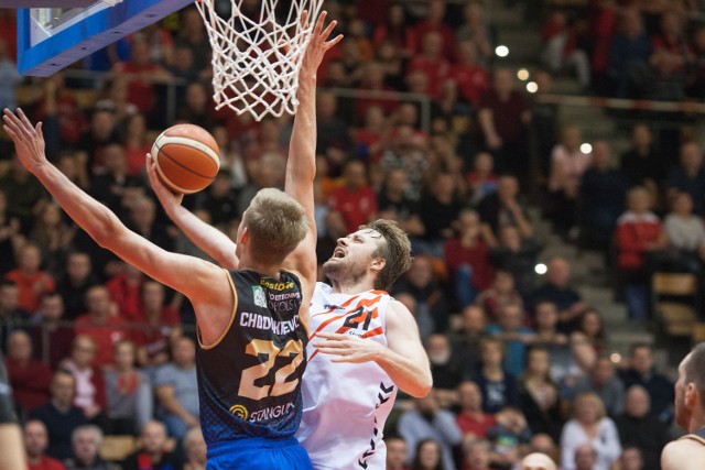 Koszykarze STK Czarnych Słupsk pokonali w hali Gryfia Weegree AZS Politechnika Opolska 89:77.