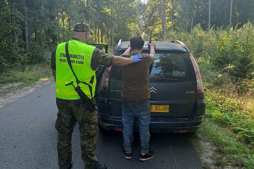 Łotysze dwoma samochodami przewozili 10 nielegalnych migrantów