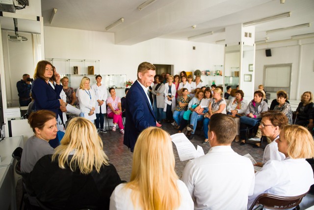 2017-09-14  bialystok dsk dzieciecy szpital kliniczny pielegniarki protest spotkanie dyrekcja podwyzki fot. wojciech wojtkielewicz kurier poranny / gazeta wspolczesna polska press