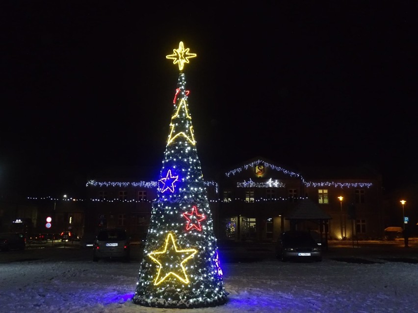 Choinka przed Urzędem Miejskim oraz iluminacje świąteczne na...