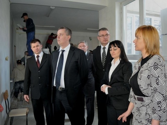 Tomasz Siemoniak, sekretarz stanu MSWiA odwiedził Zespół Szkół Budowlanych, dotknięty ogromnymi stratami przez ubiegłoroczną powódź