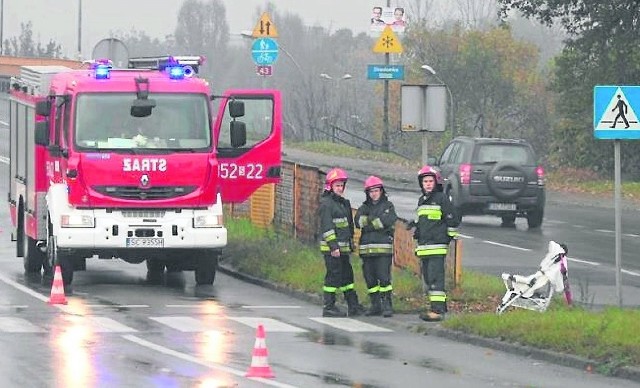 Do wypadku doszło na tym przejściu. Cała rodzina została zabrana do szpitala. Na miejscu pozostał tylko dziecięcy wózek