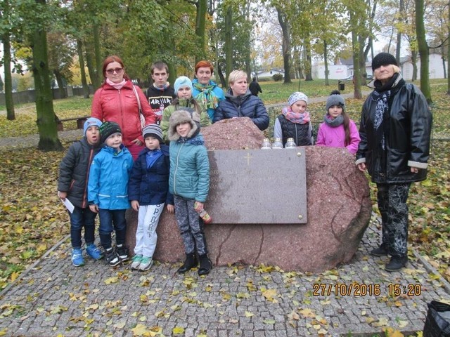 Dzieci z wolontariuszami  przez kilka dni sprzątali groby, te opuszczone.