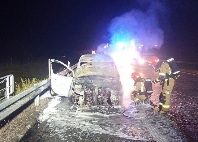 Pożar samochodu osobowego gasiła straż pożarna w nocy na drodze ekspresowej S8 między węzłami Zduńska Wola Wschód oraz Łask.