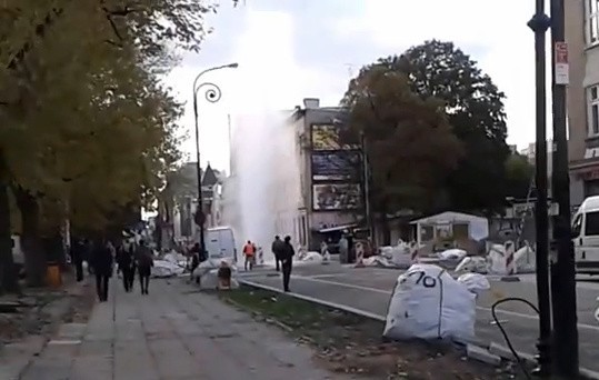 Woda trysnęła z hydrantu na ul. Tuwima [FILM]