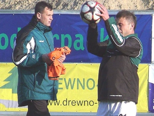 Trener piłkarzy Stali Stalowa Wola, Sławomir Adamus (z lewej, obok Kamil Walaszczyk) uznał grę swojej drużyny w defensywie w ostatnim meczu za skandal.