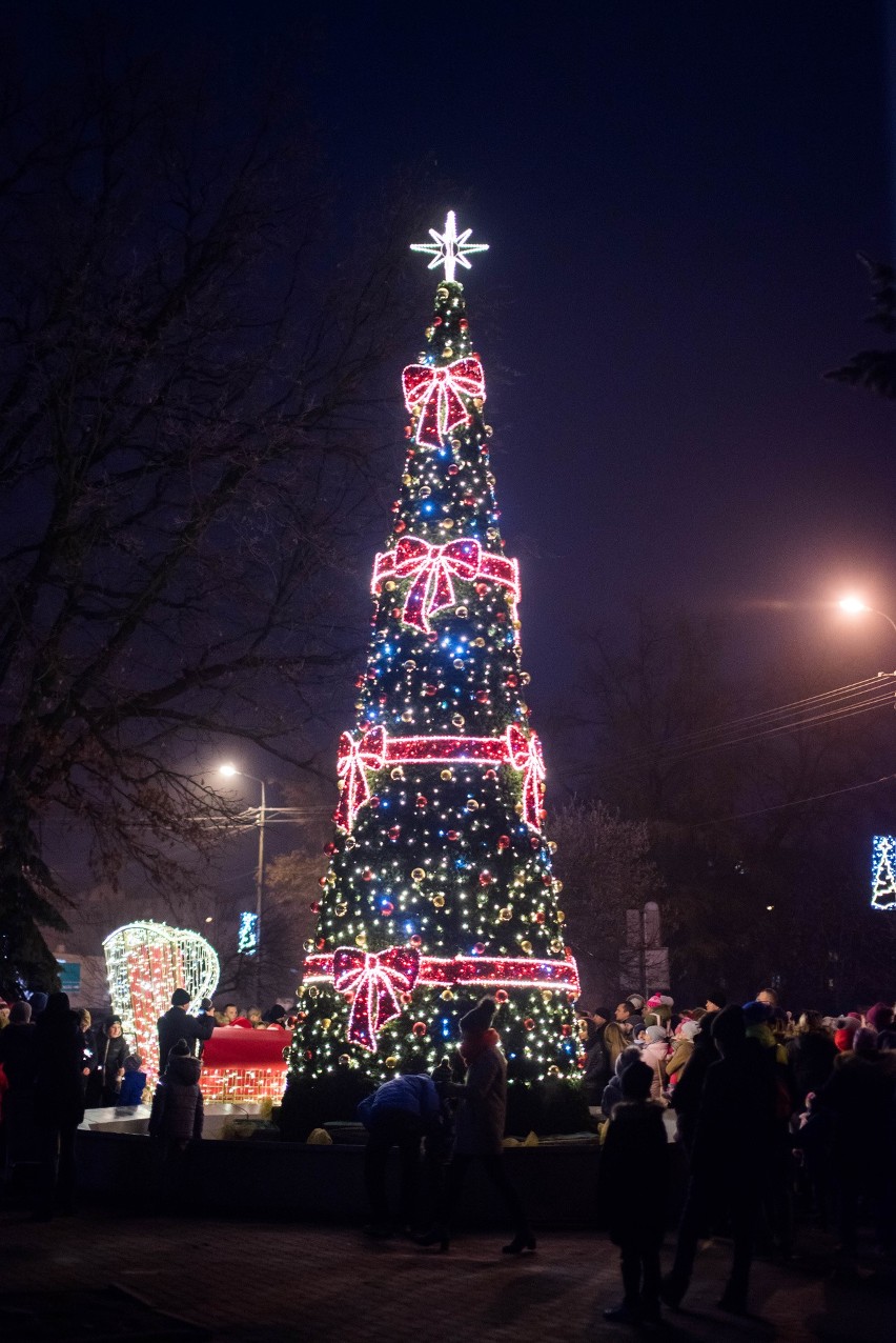 Rozbłysła choinka przed ostrowskim ratuszem. Świąteczną iluminację uruchomiono w obecności św. Mikołaja