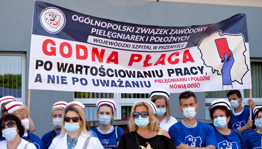 Pikieta pielęgniarek i położnych w Przemyślu. W Polsce protesty przeciwko warunkom pracy i płacy [ZDJĘCIA]
