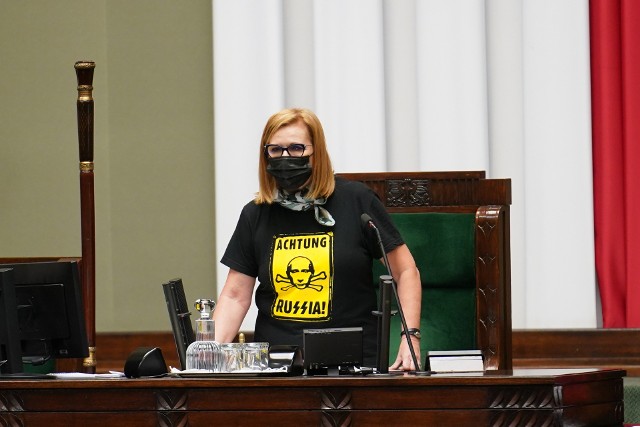 Wicemarszałek Sejmu Małgorzata Gosiewska podczas obrad miała T-shirt z wizerunkiem Władimira Putina z napisem: „Achtung Russia”