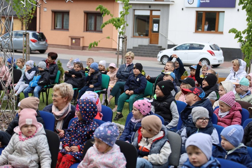 Przedszkolaki w Bibliotece w Białobrzegach. Było czytanie pod chmurką, konkursy i zwiedzanie wystawy. Zobacz, jak bawiły się dzieci