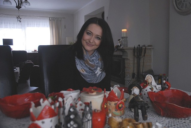 Ewa Hermaszewska ze swoimi pracami w domu