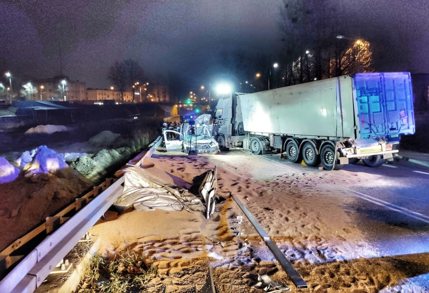 Gdynia: Naczepa ciężarówki przewróciła się na samochody osobowe. Jedna osoba poszkodowana [2.11.2020]