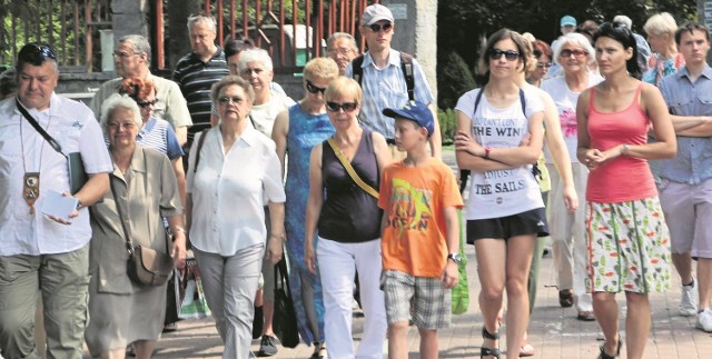 - Mamy grupę stałych bywalców naszych spacerów. Cieszymy się z każdej nowej osoby - mówi Piotr Łukiewski, przewodnik PTTK (pierwszy z lewej), który przed tygodniem mówił o kanale Trynka