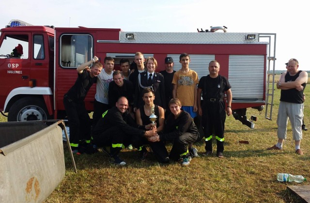 Zawody sportowo-pożarnicze w Brynicy Mokrej zwyciężyła drużyna Ochotniczej Straży Pożarnej z Nagłowic. Na zdjęciu przy swoim wozie bojowym ze zwycięskim pucharem.