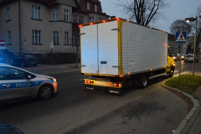 Urwane koło dostawczaka w Szczecinku uderza w inne auto [zdjęcia]
