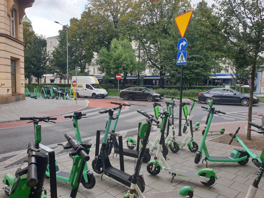 Pozostawione hulajnogi, na ulicach utrudniają swobodne...