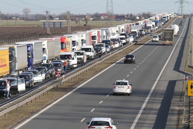 Potężny korek po wypadku w newralgicznym miejscu na autostradzie A4. "Droga stoi" od Bielan Wrocławskich aż po Kąty Wrocławskie