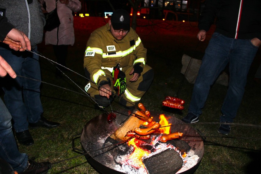 Strażacy przygotowali ognisko z pieczeniem kiełbasek