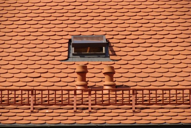 Kominki dachowe wspomagają wentylację pomieszczeń.