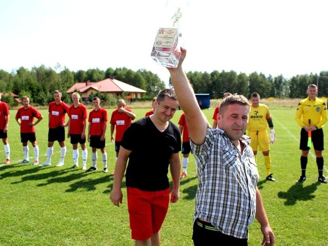 Prezes Rzekunianki Łukasz Chojnacki cieszy się z powrotu klubu do ligi okręgowej.