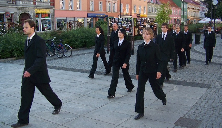 Ciała pogrążone w letargu pod murami kamienicy. Terminus a...