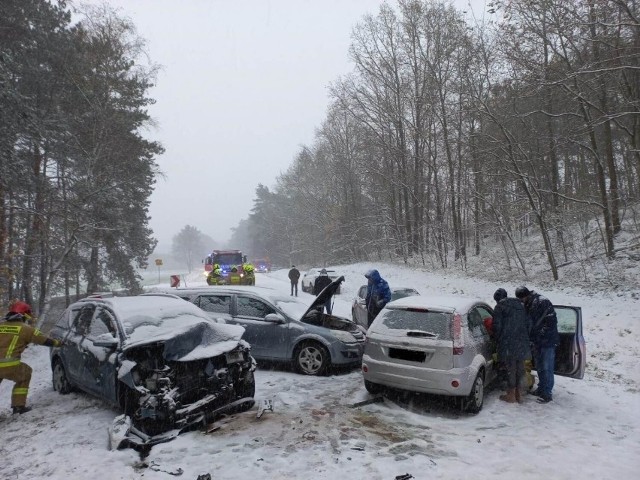 Karambol sześciu aut w Bukowcu w kierunku Poznania. 10 osób poszkodowanych.Zobacz też: Opuszczony budynek w Wielkopolsce czeka na lepsze czasy. To tykająca bomba! Może dojść do tragedii?