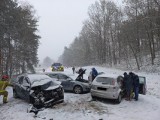 Karambol sześciu aut w Bukowcu w kierunku Poznania. 10 osób poszkodowanych. Zobacz zdjęcia