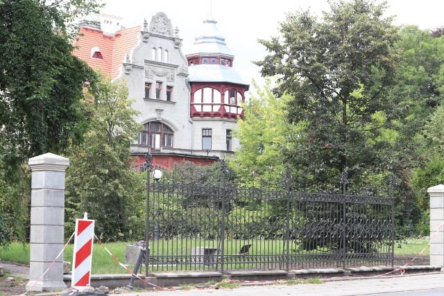 To część ogrodzenia, stawiana przy zabytkowych willach od strony ul. Skorupki i Wólczańskiej