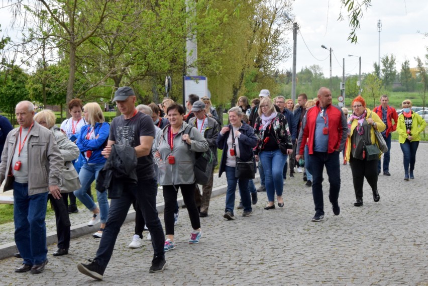 Tłumy nad Wisłą w Sandomierzu. Bulwar tętnił w sobotę życiem, a pokłady wycieczkowców szybko zapełniały się turystami [ZDJĘCIA]