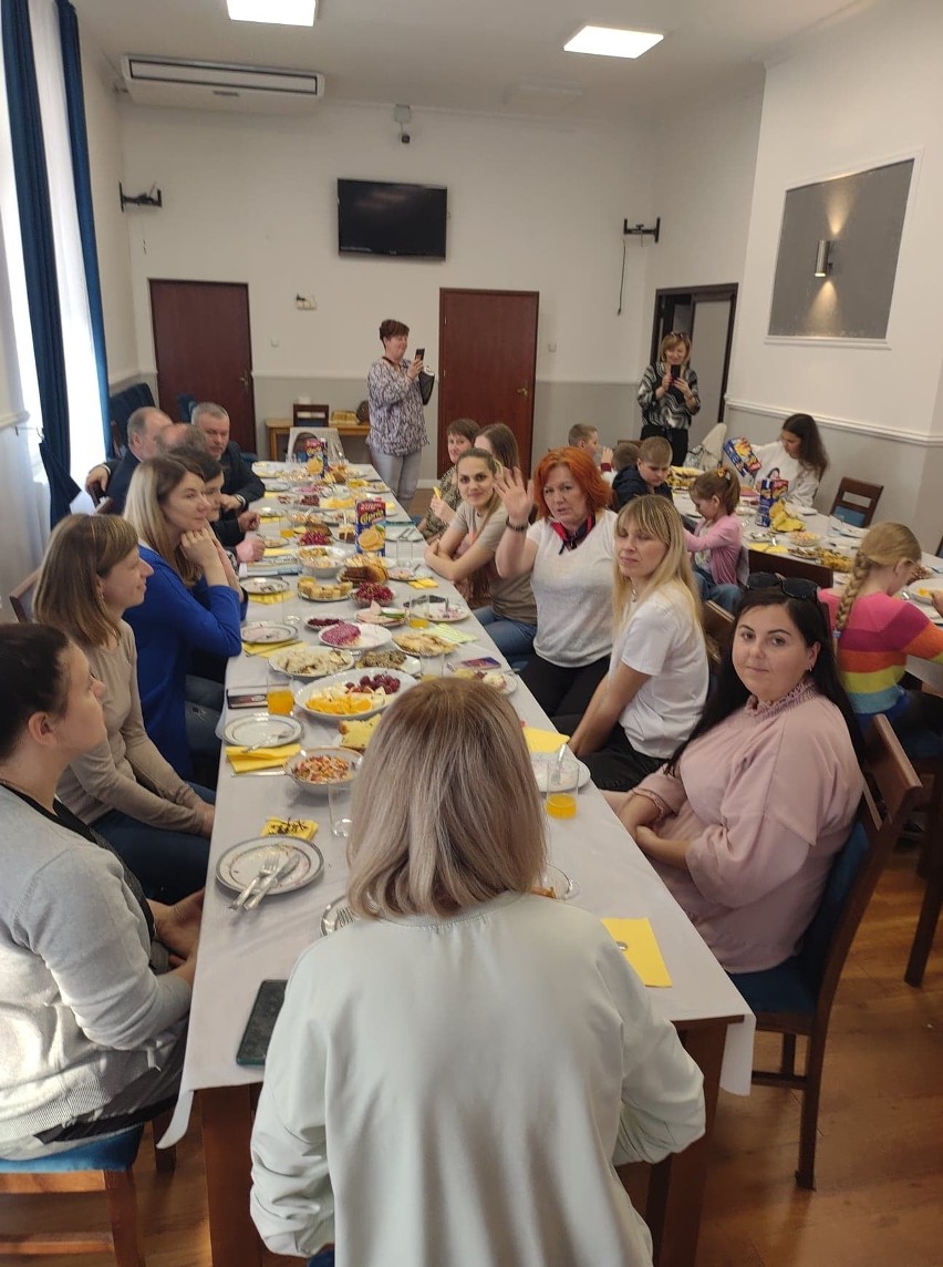Panie z Ukrainy zorganizowały w Skalbmierzu spotkanie wielkanocno-majówkowe. Serwowały barszcz, draniki i inne smakołyki. Zobaczcie zdjęcia