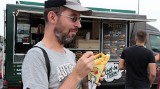 Festiwal food trucków trwa przy "Galerii Grudziądzkiej". Zobacz jakie są ceny dań z różnych stron świata 