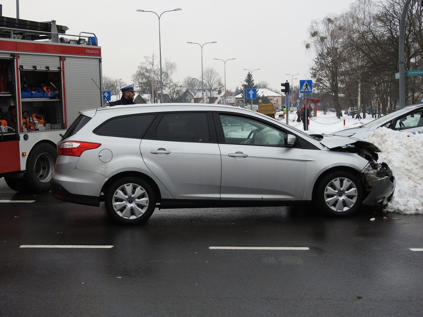 Wypadek karetki na ulicy Waszyngtona. W zdarzeniu drogowym udział brały trzy samochody [ZDJĘCIA, WIDEO]