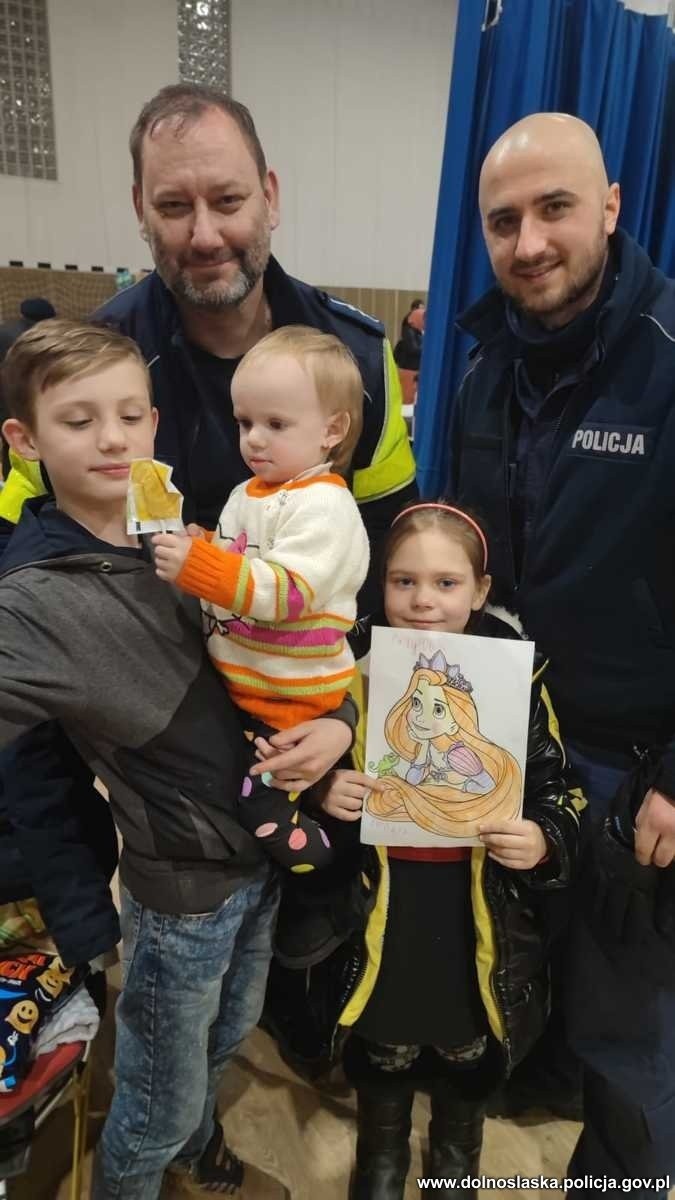 Rodzeństwo z Ukrainy pod opieką policjantów z Wrocławia....