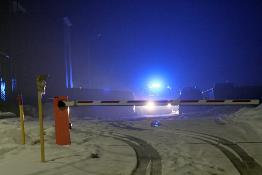 Nowa Dęba. Wypadek w jednej z firm. Pracownik został przygnieciony ciężką blachą (ZDJĘCIA)