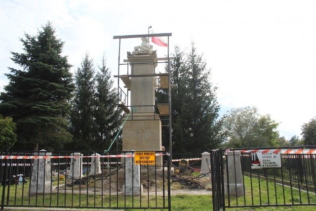 Ruszyła renowacja pomnika gen. Jana Henryka Dąbrowskiego w Pierzchowie koło Gdowa. Obelisk ufundowany przez lokalną społeczność ma już 150 lat.