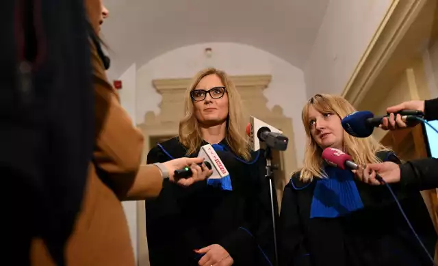 Anna Bufnal i Katarzyna Szybowska reprezentujące Zbigniewa Kurasia, który nie stawił się na posiedzenie Sądu Okręgowego w Nowym Sączu