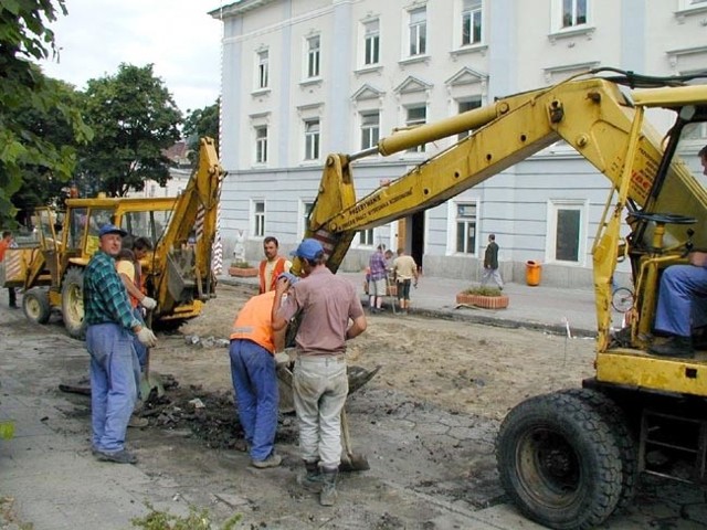 W miejsce asfaltu ułożona zostanie kostka brukowa.