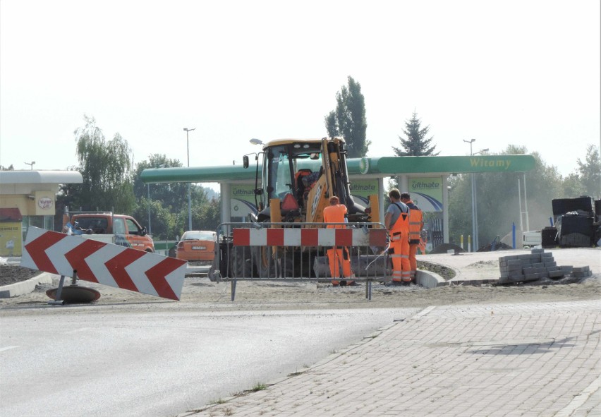 Trwa budowa ronda turbinowego w Inowrocławiu oraz...