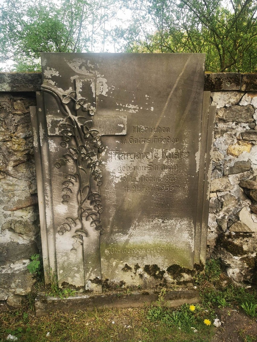 Nagrobki i epitafia cmentarza przy kościele pw. Stygmatów...
