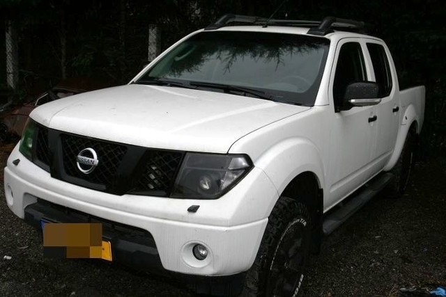 Policjanci podczas przeszukania posesji ujawnili dwie przyczepy kempingowe oraz samochód marki Nissan Navara.