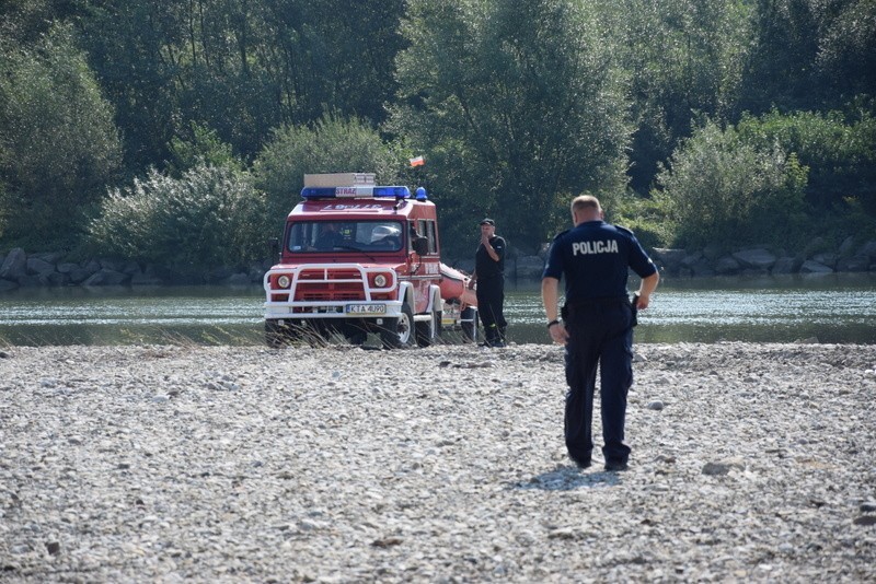 24-latek na oczach kolegi zniknął pod wodą. Szukają go strażacy