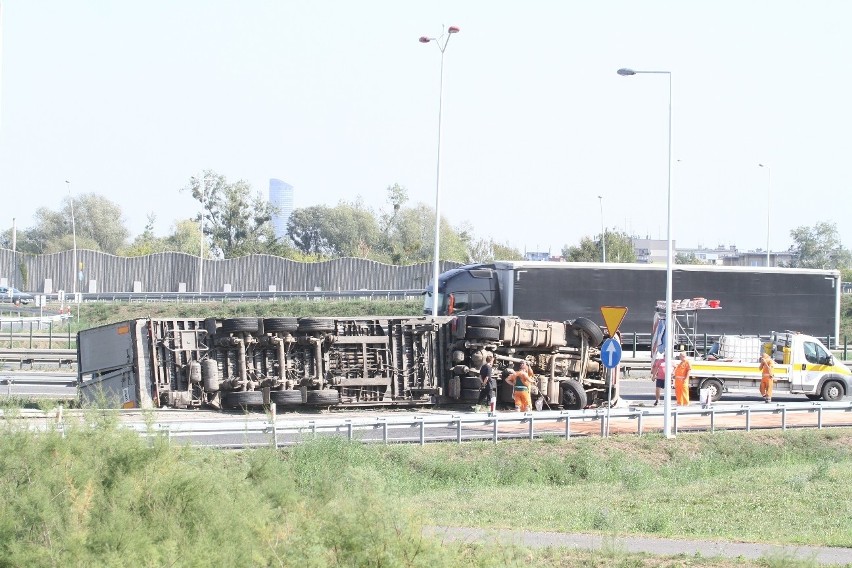 Ciężarówka przewróciła się na AOW. Śmieci leżą na drodze [ZDJĘCIA]