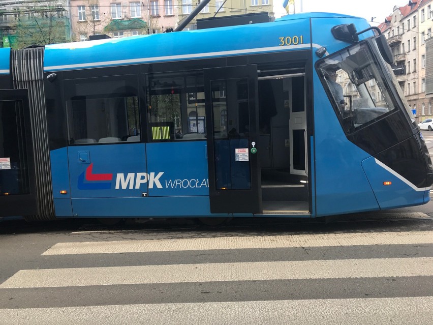 Na ul. Piastowskiej we Wrocławiu wykoleił się tramwaj. Utrudnienia w ruchu