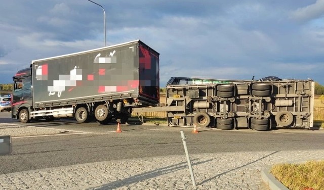 Do wypadku doszło w czwartek (26 października) na A1 na węźle Kamieńsk. Przewróciła się tu jedna z naczep ciężarówki.