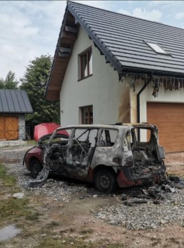 W sobotę 1 lipca w Ninkowie w gminie Borkowice doszczętnie spłonął samochód zaparkowany na jednej z posesji.