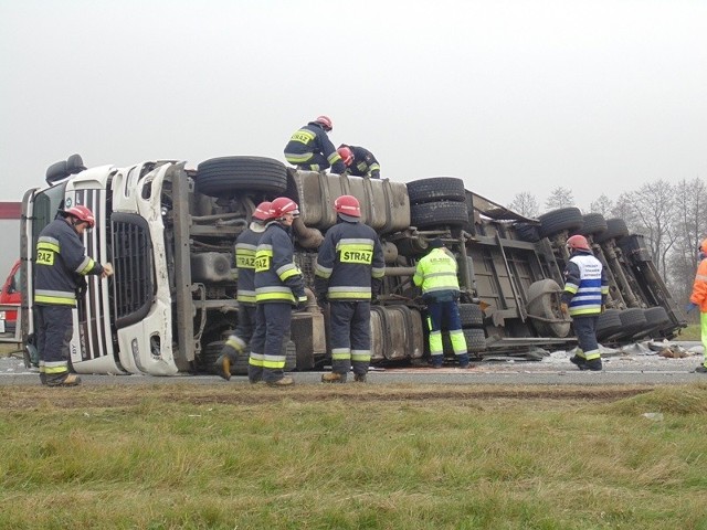 Wypadek na A4 pod Brzegiem. Samochód ciężarowy przebił bariery oddzielające pasy ruchu i przewrócił się. Uszkodzone zostały też dwa inne pojazdy. Dwie osoby są poszkodowane w wypadku.