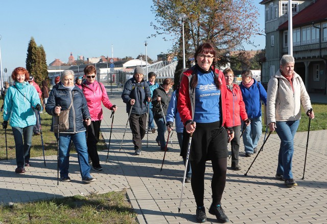 Grupę zaawansowanych chodziarzy po rozgrzewce poprowadziła Edyta Ogonowska